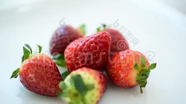 市场上新鲜的草莓。 好好吃吧。